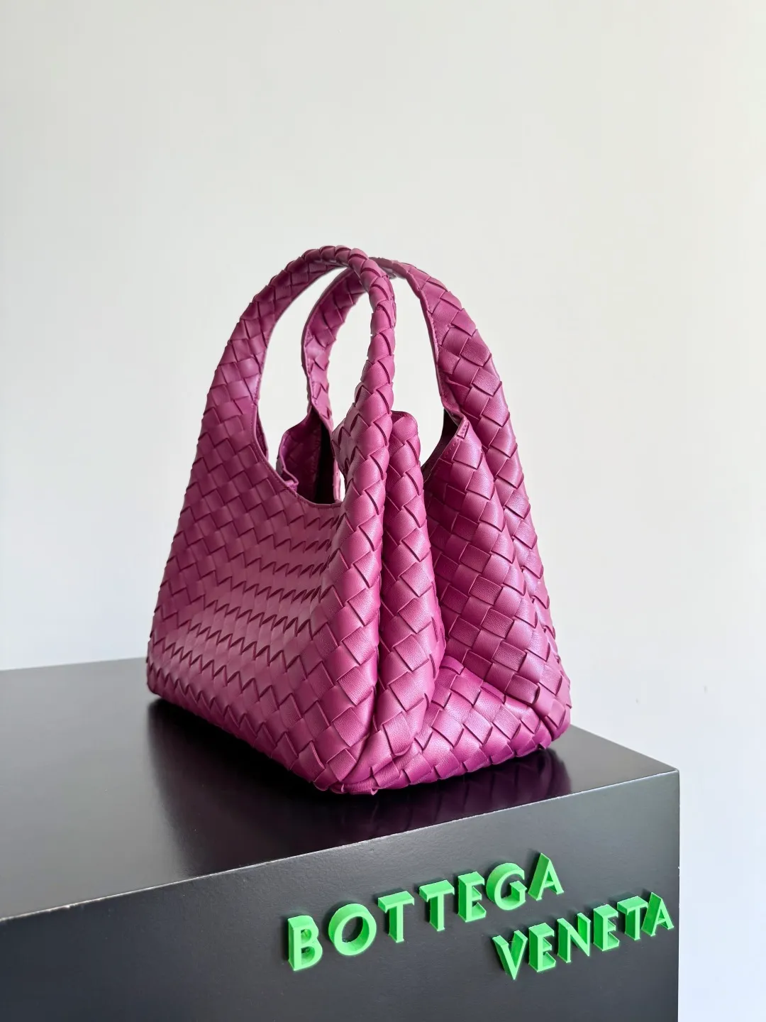 Batch 2160 new products are coming! BOTTEGA VENETA Bottega Veneta's 2025 new Campana shoulder bag is on the market~ First of all, I would like to praise the weight of this bag. As a not too small bag, it is very light for daily use. For people like me who need to carry a lot of belongings when going out, this advantage is great, and it greatly reduces the burden of traveling. 🛍️The shape is a bit like a combination of parachute and jodie. The blunt triangle shape is cute and honest. Carrying it on your back when going shopping is a good mood accelerator. The handles and body of the bag are both classic weaves. A tie is added to the original open design. If it is not tied up, the bag will look like a small vegetable basket when carried. Style number: 844249 Size: 33*20*16.5cm